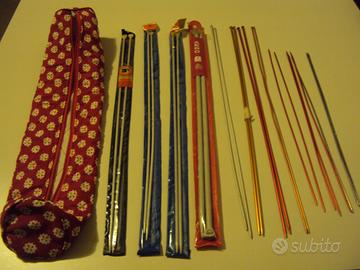 Ferri per lavoro a maglia e porta ferri-gomitolo