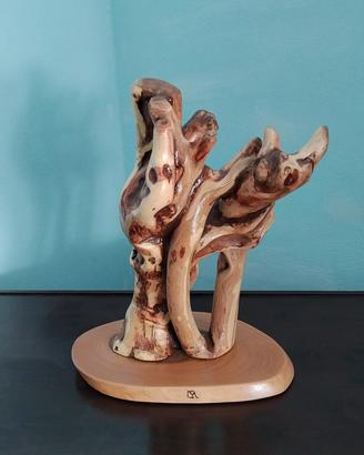 Scultura Artigianale in Legno di Nocciolo e Acacia