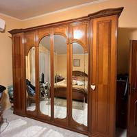 Armadio classico in legno massello con specchi