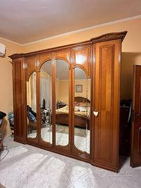 Armadio classico in legno massello con specchi