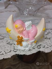 Angelo adagiato su luna in ceramica