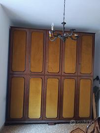 Armadio legno con velluto ante