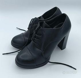 Scarpe con tacco stringate