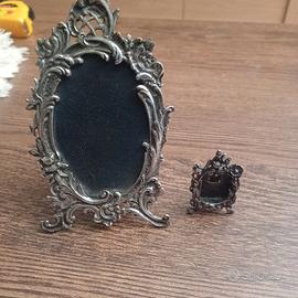 Coppia di piccole cornici portafoto ovali