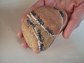 Pietra naturale con formichine disegnate a mano