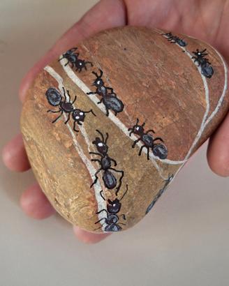 Pietra naturale con formichine disegnate a mano