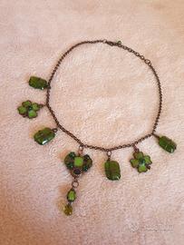 Collana con ciondoli verdi