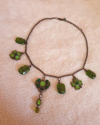 Collana con ciondoli verdi