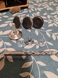 Piedini regolabili a vite