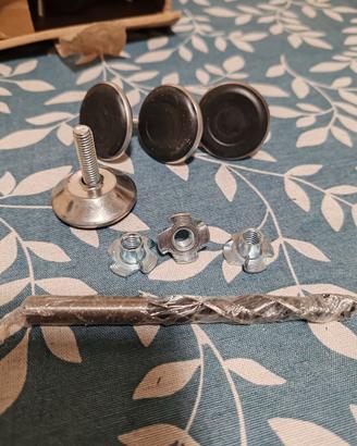 Piedini regolabili a vite