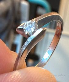 Anello solitario Fabiani in oro 18 kt con diamante