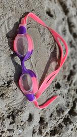 occhialini rosa e viola per mare e piscina