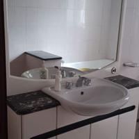 Mobile bagno con lavabo e specchio