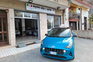 Hyundai i10 1.0 BENZINA - 2022 BICOLORE