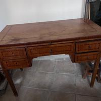 scrivania in legno stile antico