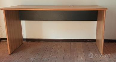 Scrivania 150x75 h.73 in legno finitura ciliegio