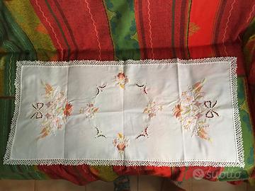 Tovaglietta con ricami floreali