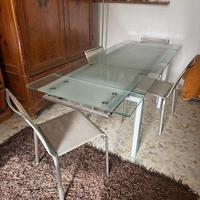 Tavolo in vetro con sedie