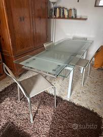 Tavolo in vetro con sedie