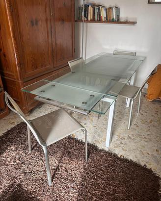 Tavolo in vetro con sedie
