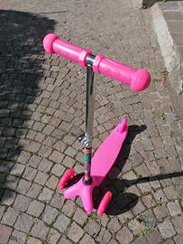 Monopattino bambino e bambina