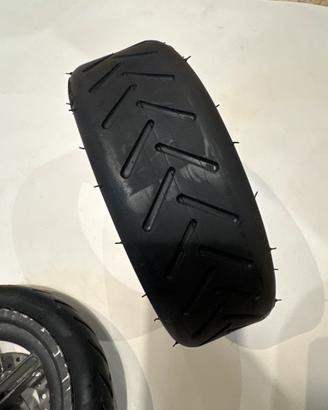 Ruota  completa e gomma come in foto xaomi 365 pro