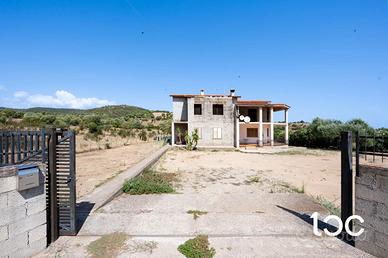 Proprietà indipendente con terreno, garage e ampi