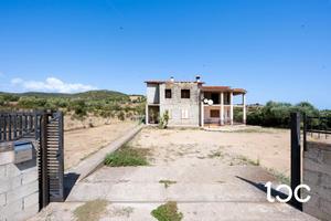 Proprietà indipendente con terreno, garage e ampi