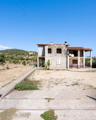 Proprietà indipendente con terreno, garage e ampi