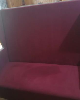Divano bordeaux, di classe