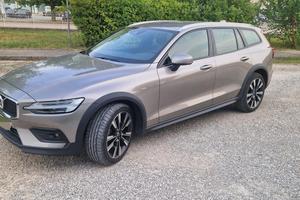 V60 cross country mild hybrid
