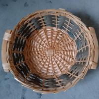 Cestino in vimini beige e verde scuro