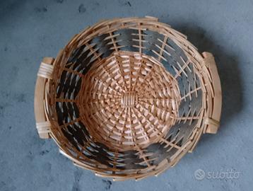 Cestino in vimini beige e verde scuro