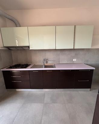 Cucina componibile con elettrodomestici