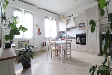 Appartamento di 90 m² con 3 locali e box auto a Mo