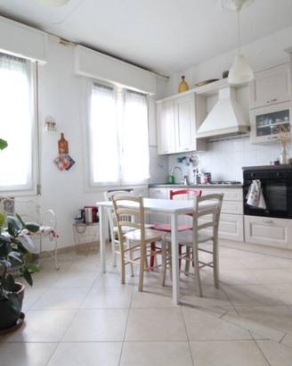 Appartamento di 90 m² con 3 locali e box auto a Mo