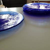 Piatti in vetro blu con inciso albero di Natale