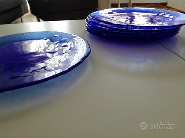 Piatti in vetro blu con inciso albero di Natale