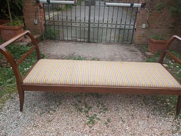 Divano/canapè antico in noce, fine 700.