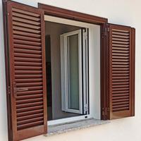 persiane di diverse misure in legno usate