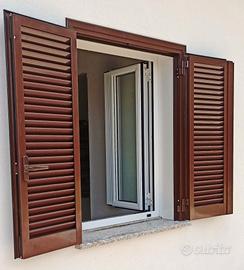 persiane di diverse misure in legno usate