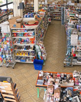 Supermercato completo, avviato,unico nel paese