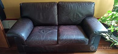 SI REGALANO DUE DIVANI DUE POSTI