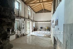 CASETTA RISTRUTTURATA con CORTILETTO a Campanelle