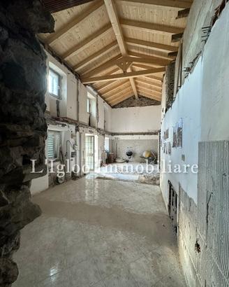 CASETTA RISTRUTTURATA con CORTILETTO a Campanelle