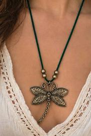 Collana con libélula in metallo e camoscio. Nuova.