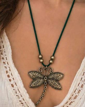 Collana con libélula in metallo e camoscio. Nuova.
