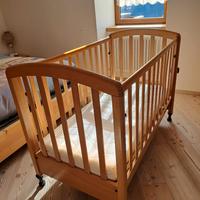 Lettino in  legno per bambini con materasso