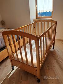 Lettino in  legno per bambini con materasso