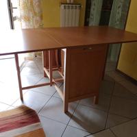 tavolo richiudibile  legno con sedie a scomparsa